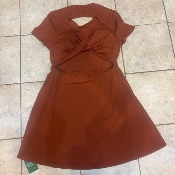 New with tags Hella short sleeve backless crisscross dress. Midi length size xl - Picture 6 of 8